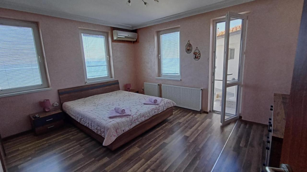 Nikolovi Home Apartments Pomorie Eksteriør bilde